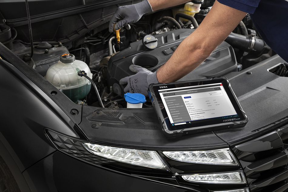 Technician using Axone Nemo Light in a workshop